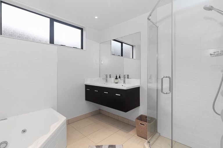 Photo of property in 87 Knights Road, Rothesay Bay, Auckland, 0630