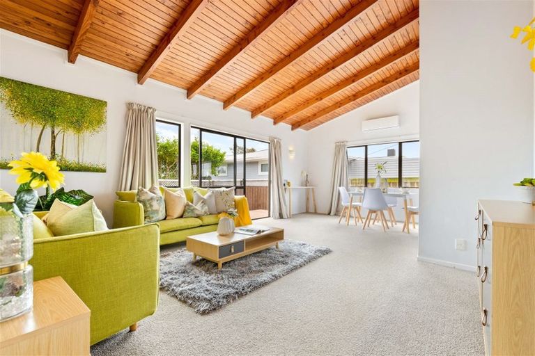 Photo of property in 2a Rixon Place, Te Atatu Peninsula, Auckland, 0610