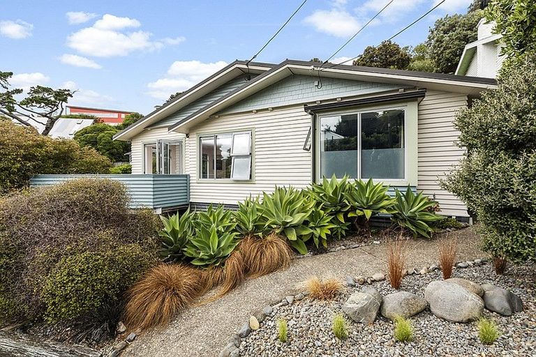 Photo of property in 5 Valley Street, Island Bay, Wellington, 6023