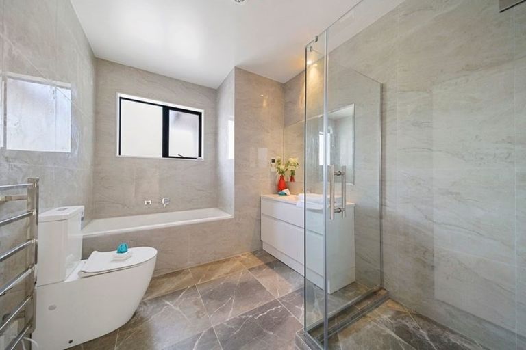 Photo of property in 2 Frazen Avenue, Papakura, 2110