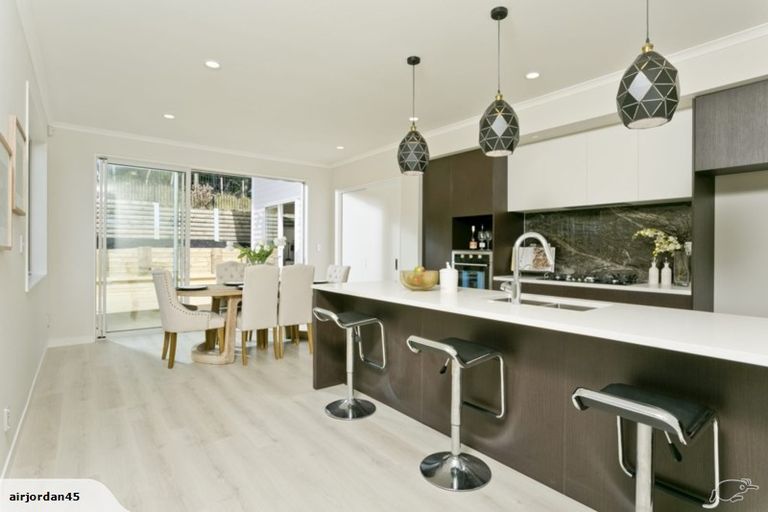 Photo of property in 12 Barrique Road, Kumeu, 0810