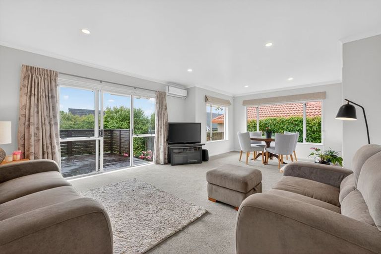 Photo of property in 40 Gillett Place, Botany Downs, Auckland, 2014