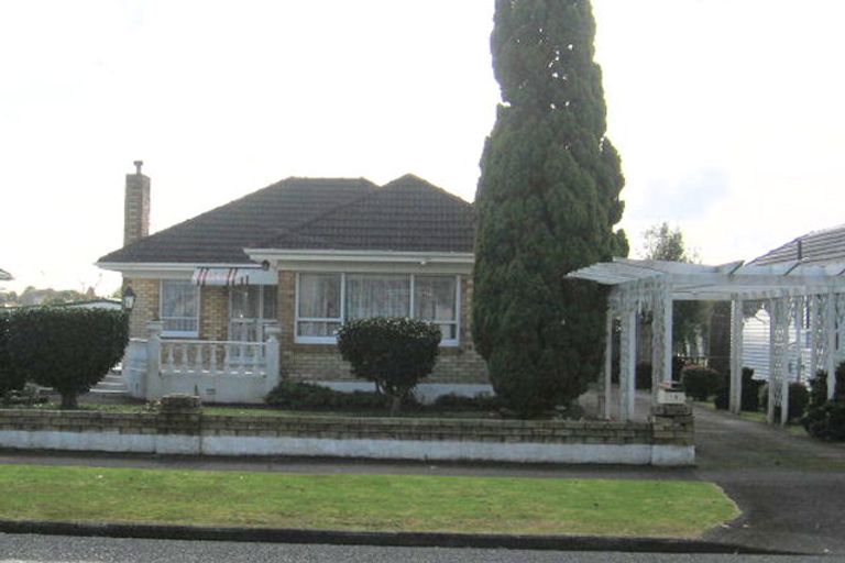 Photo of property in 15 Yeovil Road, Te Atatu Peninsula, Auckland, 0610