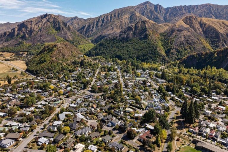 Photo of property in 13 Argyle Place, Arrowtown, 9302