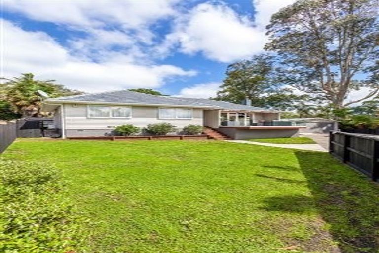 Photo of property in 15 Cajero Place, Green Bay, Auckland, 0604