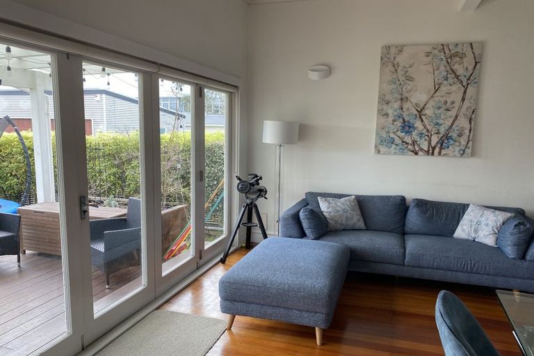 Photo of property in 1/135 Onewa Road, Northcote, Auckland, 0627