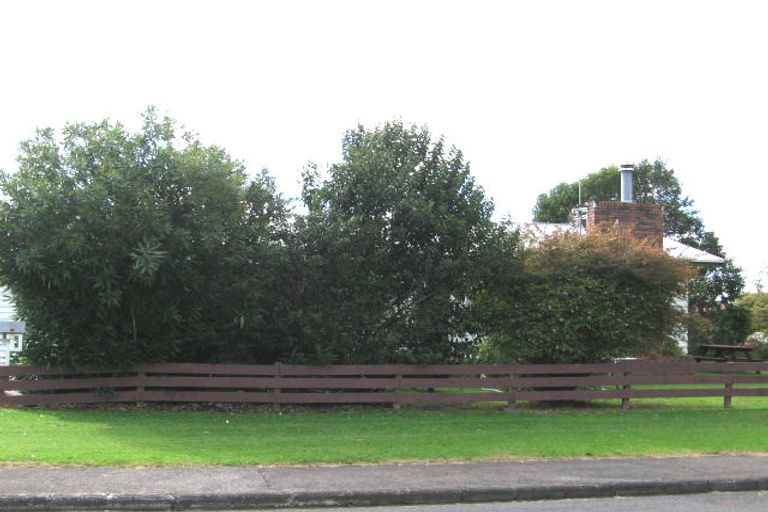 Photo of property in 1/1 Tawa Road, Te Atatu Peninsula, Auckland, 0610