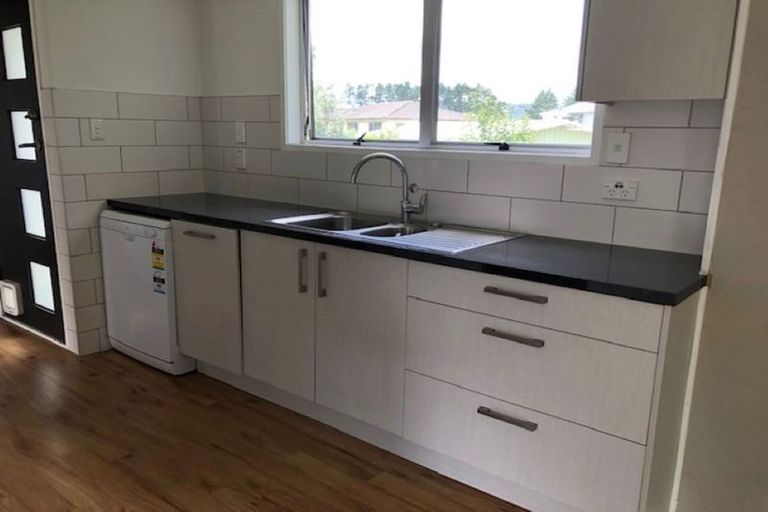 Photo of property in 12 Lipton Grove, Opaheke, Papakura, 2113