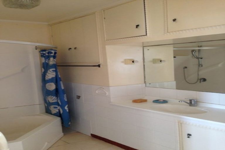 Photo of property in 2/71 Onewa Road, Northcote, Auckland, 0627