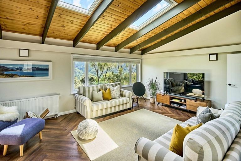 Photo of property in 16 Raynham Way, Silverstream, Upper Hutt, 5019