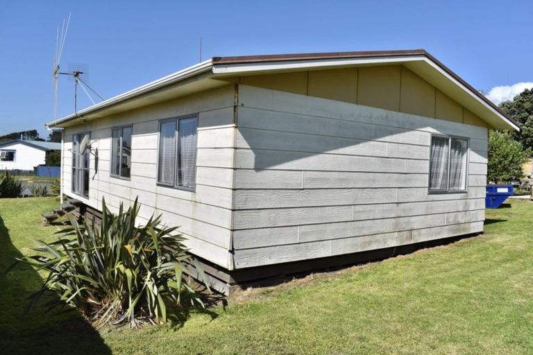 Photo of property in 16 Colenso Place, Otaki Beach, Otaki, 5512
