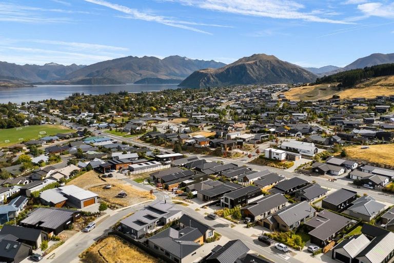 Photo of property in 6 Mcneil Crescent, Wanaka, 9305