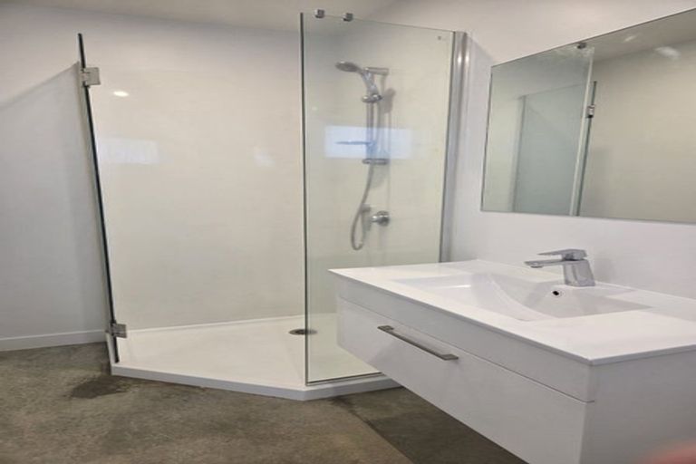 Photo of property in 32 Roberts Road, Te Atatu South, Auckland, 0610