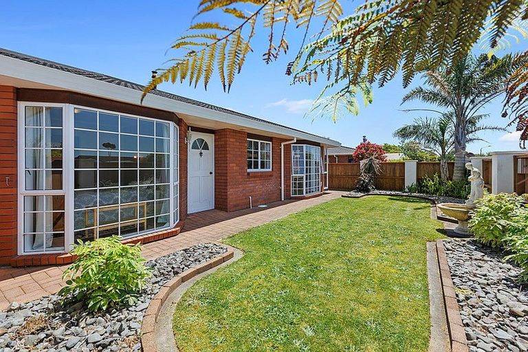 Photo of property in 35 Heta Road, Highlands Park, New Plymouth, 4312