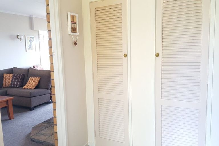 Photo of property in 38 Deverell Place, Northcross, Auckland, 0632