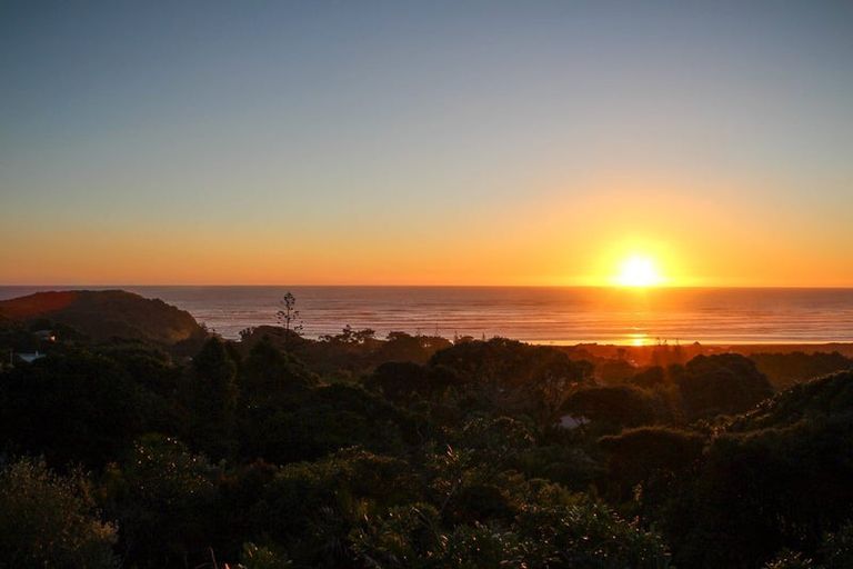 Photo of property in 70 Domain Crescent, Muriwai, Waimauku, 0881