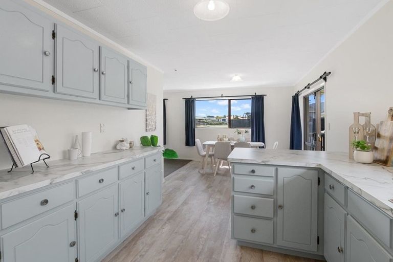 Photo of property in 18 Reeves Street, Waikanae Beach, Waikanae, 5036