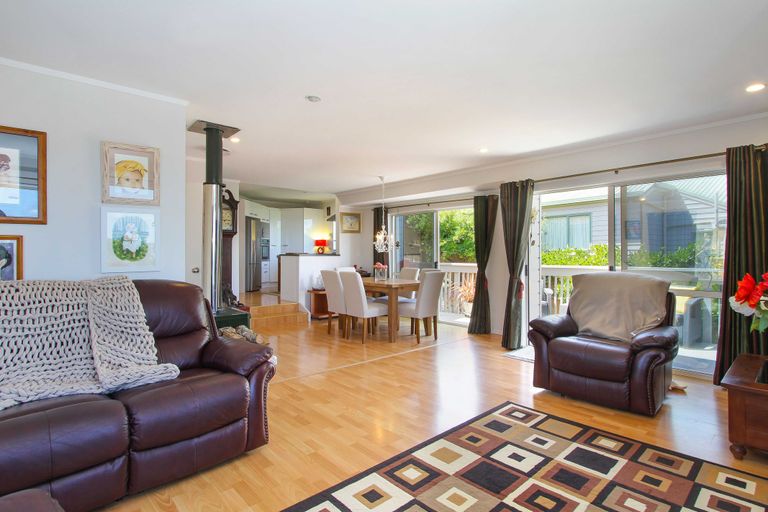 Photo of property in 1/272 Glamorgan Drive, Northcross, Auckland, 0630