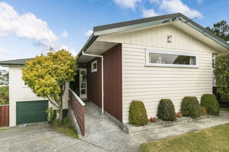 Photo of property in 31 Brooker Grove, Newlands, Wellington, 6037