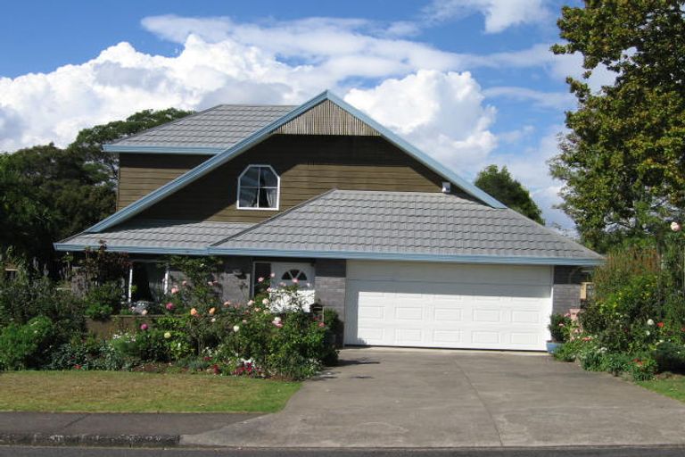 Photo of property in 14a Cleve Road, Green Bay, Auckland, 0604