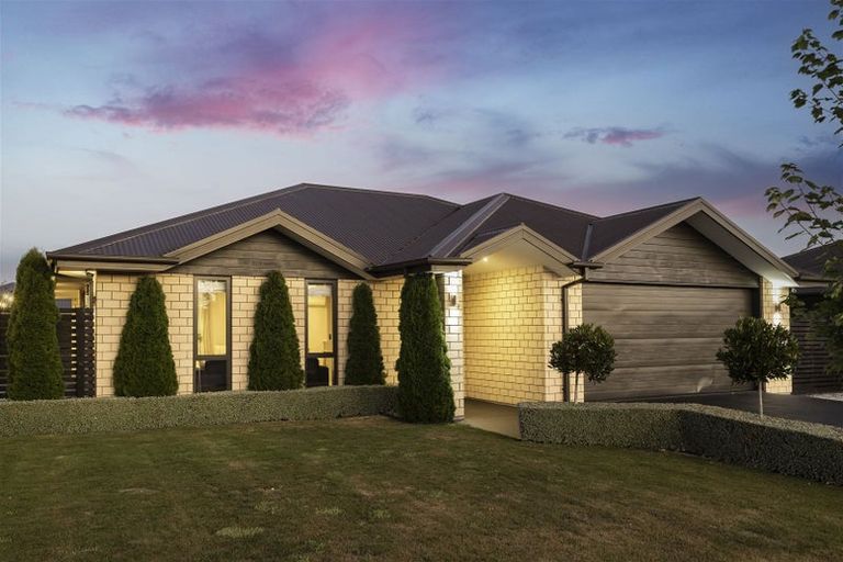 Photo of property in 32 Sequoia Way, Rangiora, 7400