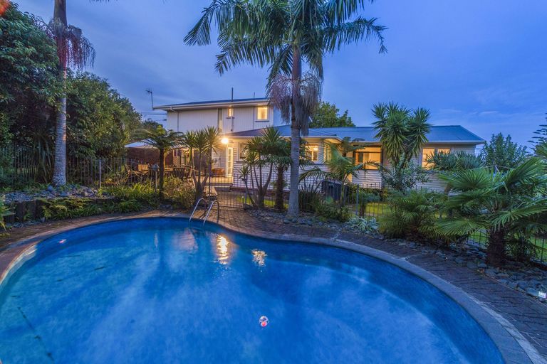 Photo of property in 1 Crystal Avenue, Glendene, Auckland, 0602