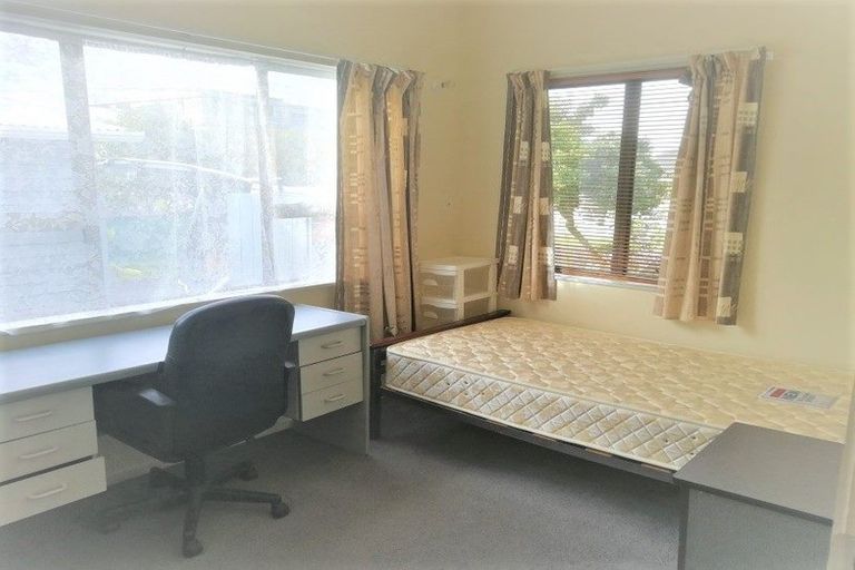 Photo of property in 1/1 Cheval Drive, Totara Vale, Auckland, 0629