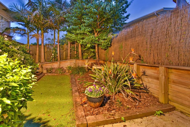 Photo of property in 2/11 The Rosebowl, Sunnyhills, Auckland, 2010