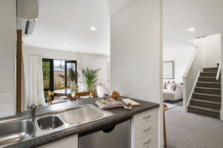 Photo of property in 1/26 Pannill Place, Oteha, Auckland, 0632