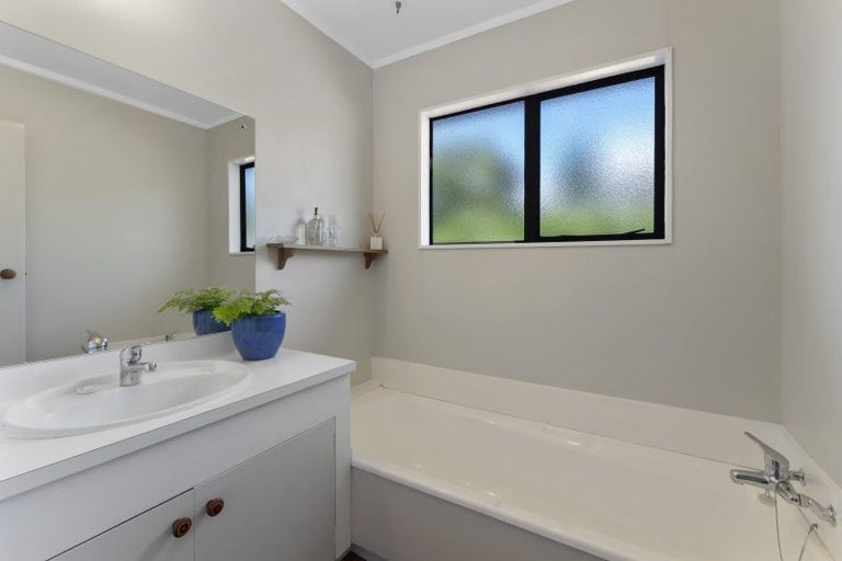 Photo of property in 40 Walton Avenue, Waikanae, 5036