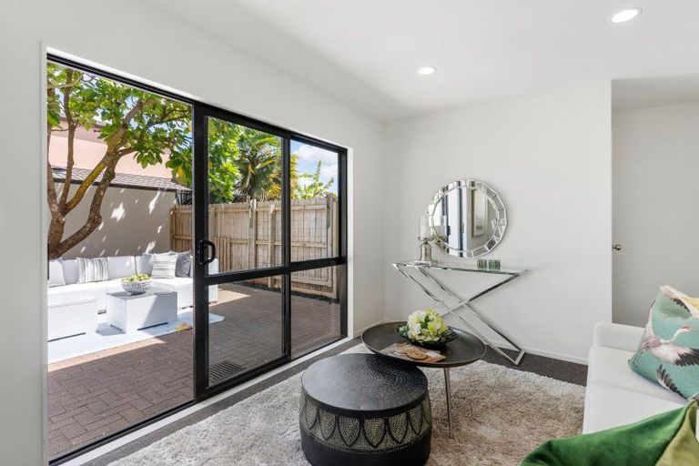 Photo of property in 11 Spalding Rise, Golflands, Auckland, 2013