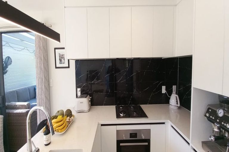 Photo of property in 2 Meenas Place, Cable Bay, 0420