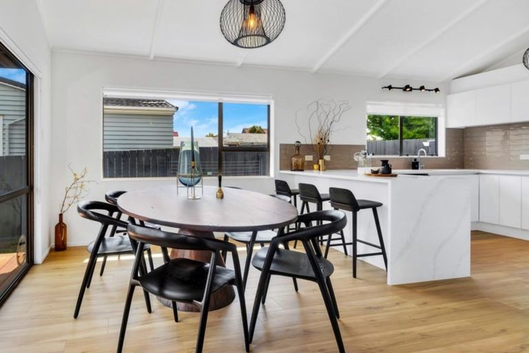 Photo of property in 2/17 Oliver Street, Point Chevalier, Auckland, 1022