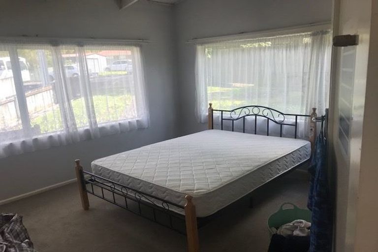 Photo of property in 10 Kaponga Crescent, New Lynn, Auckland, 0600