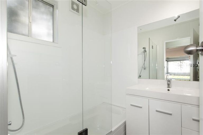 Photo of property in 1/8 Rewi Street, Torbay, Auckland, 0630