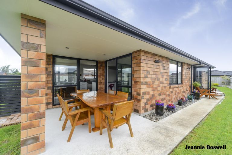 Photo of property in 35 Chestnut Close, Kelvin Grove, Palmerston North, 4414