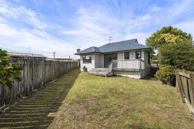 Photo of property in 3 Phelps Place, Glendene, Auckland, 0602