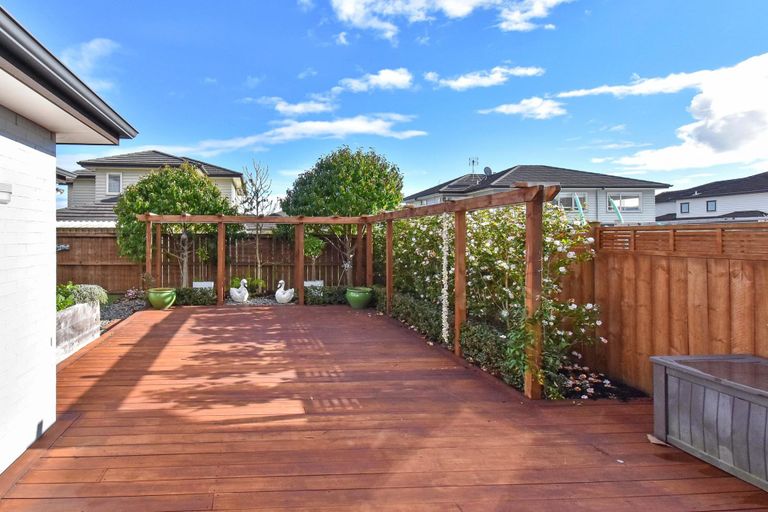 Photo of property in 11 Cornwall Place, Karaka, Papakura, 2113