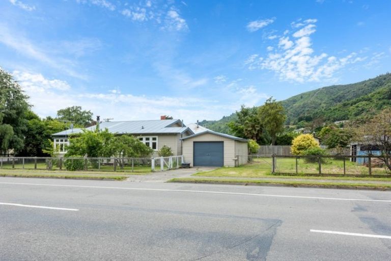 Photo of property in 16 Buller Street, Picton, 7220
