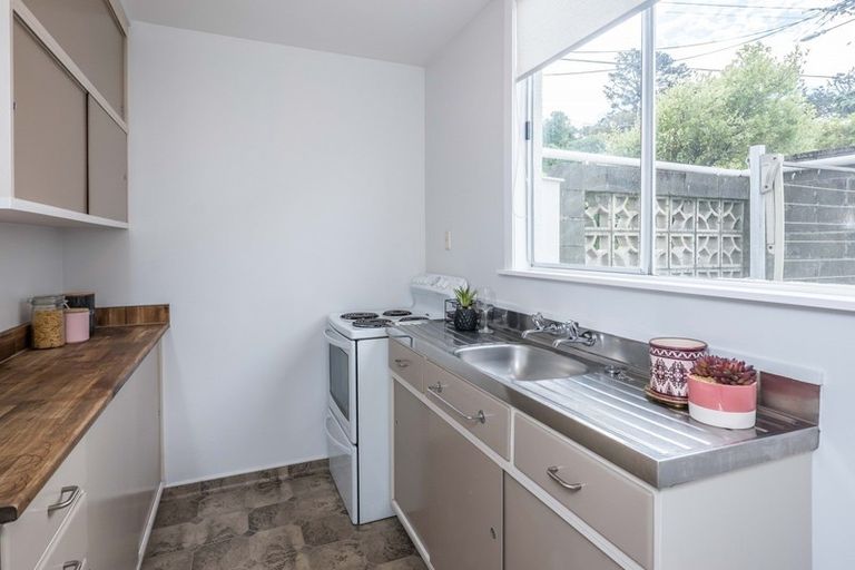 Photo of property in 1/127 Queens Drive, Lyall Bay, Wellington, 6022