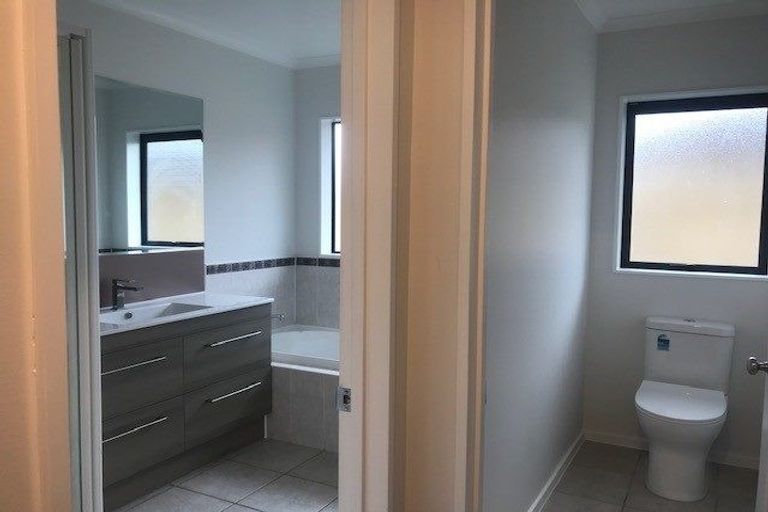 Photo of property in 1 Belcoo Crescent, East Tamaki, Auckland, 2013