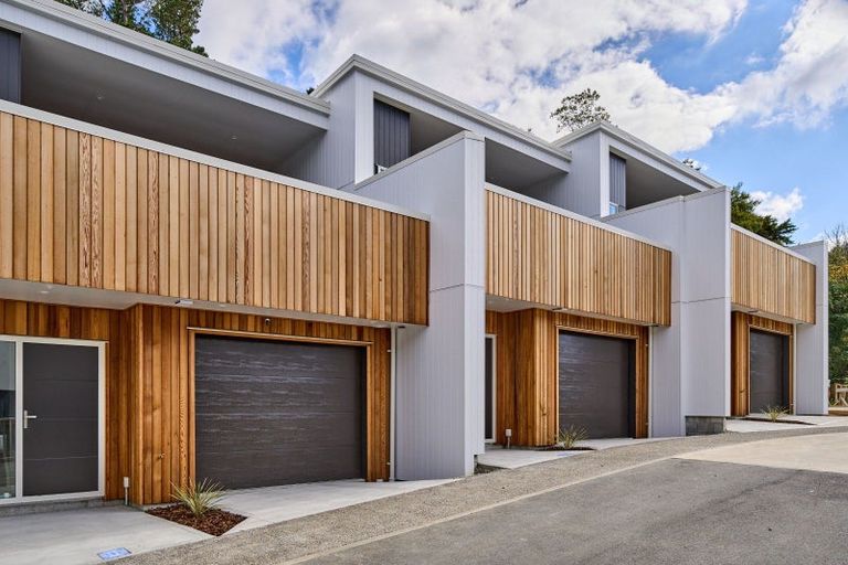 Photo of property in 5 Pakura Place, Wainuiomata, Lower Hutt, 5014