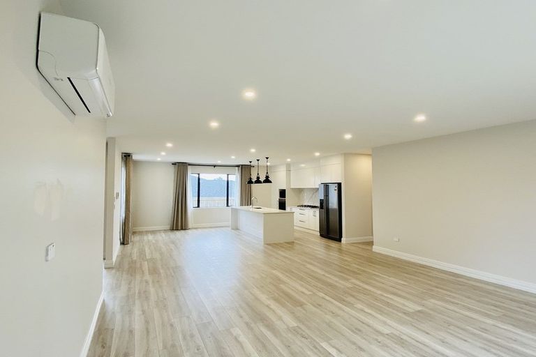 Photo of property in 21 Reserva Crescent, Kumeu, 0810