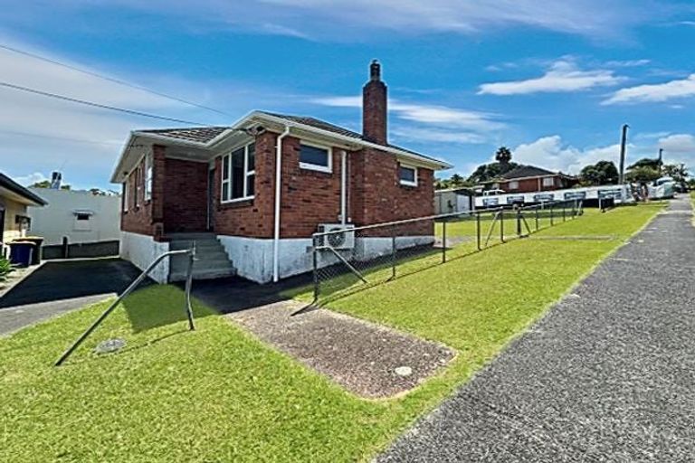 Photo of property in 43a Savoy Road, Glen Eden, Auckland, 0602