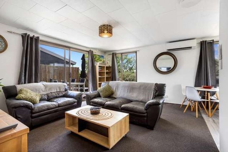Photo of property in 2/8 Marinich Drive, Ranui, Auckland, 0612