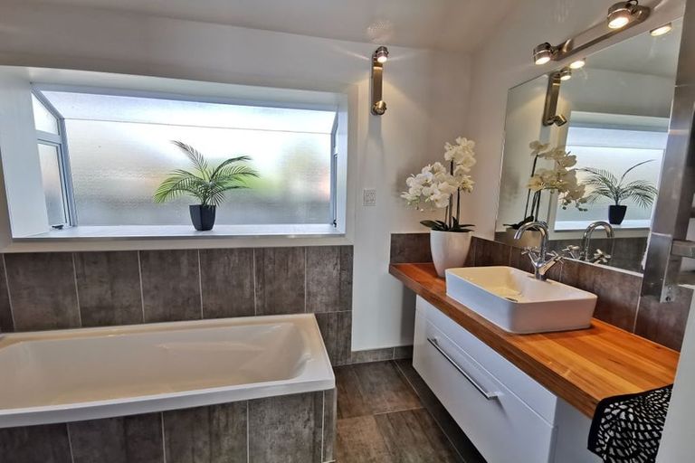 Photo of property in 379 Withells Road, Avonhead, Christchurch, 8042