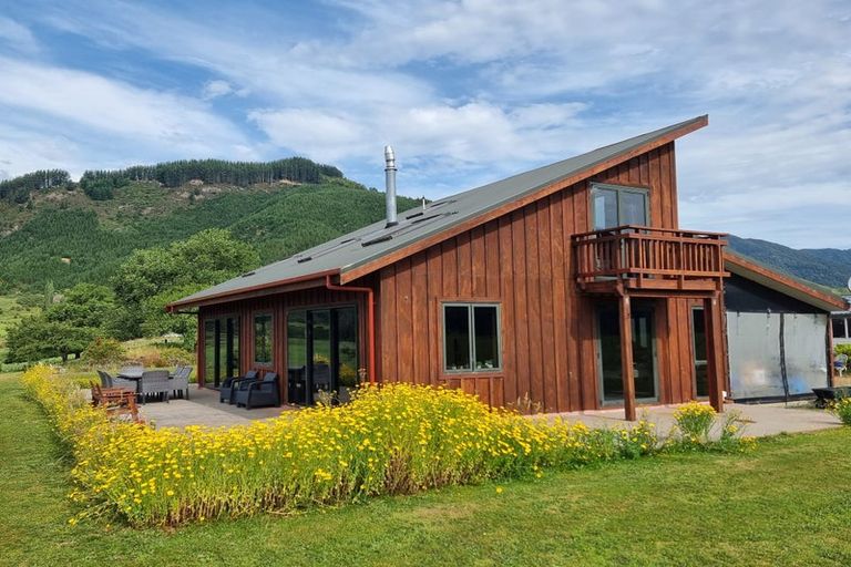 Photo of property in 72 Hotham Street, Murchison, 7007