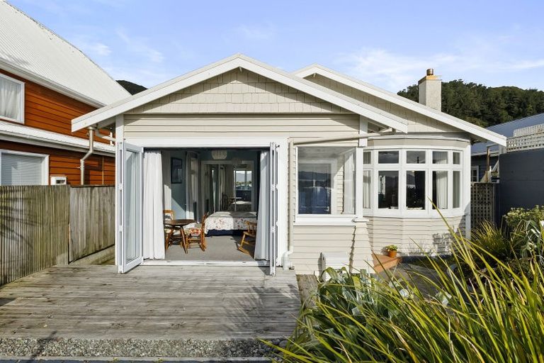 Photo of property in 7 Marine Parade, Eastbourne, Lower Hutt, 5013