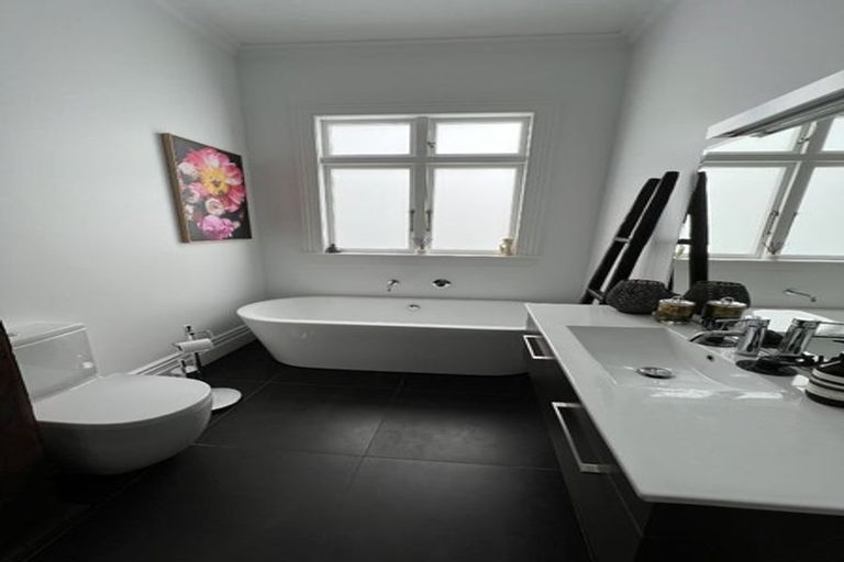 Photo of property in 8 William Bond Street, Stanley Point, Auckland, 0624