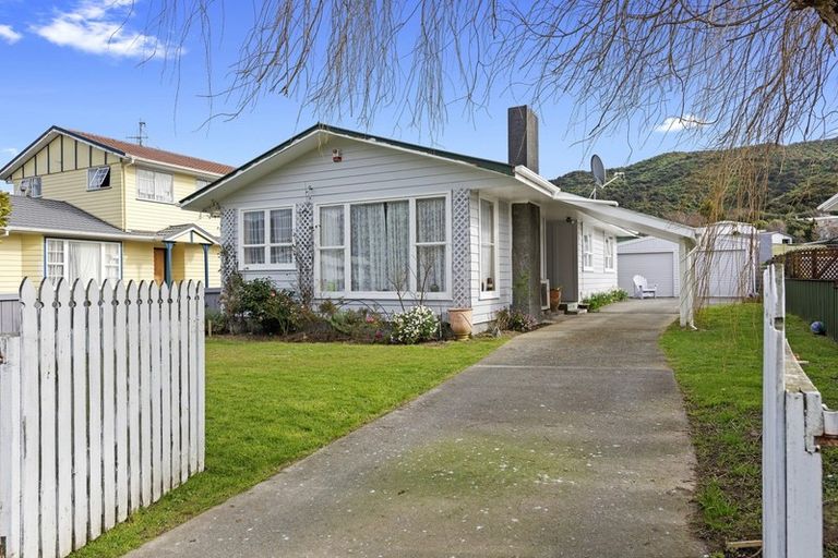 Photo of property in 13 Matthews Road, Wainuiomata, Lower Hutt, 5014